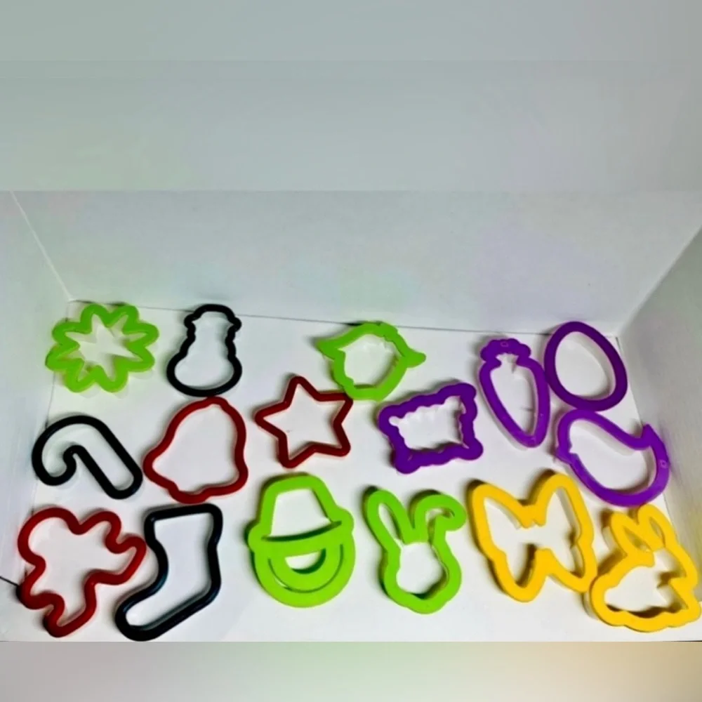 COOKIE CUTTERS - CHRISTMAS/EASTER/SPRING SHAPES (MINT CONDITION) (16)